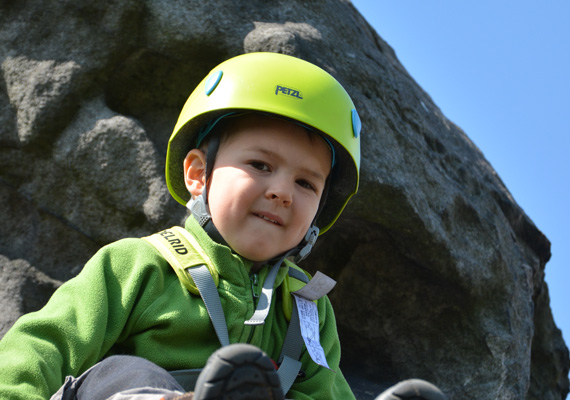 Klettern mit Kindern oder in Familie - erleben Sie gemeinschaftlich besondere Momente in der Natur. Hier: im Zittauer Gebirge auf dem Gipfel des berühmten Falkensteins